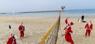 Tel Aviv’de Noel Babalar voleybol oynuyor