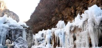 Çin’de donmuş şelalenin muhteşem görüntüleri