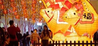 Çin’in Macao şehri Boğa Yılı için ışıklarla bezendi