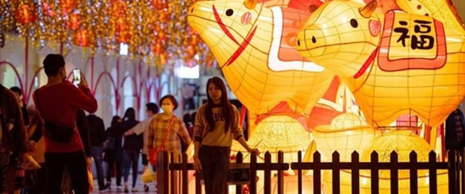Çin’in Macao şehri Boğa Yılı için ışıklarla bezendi
