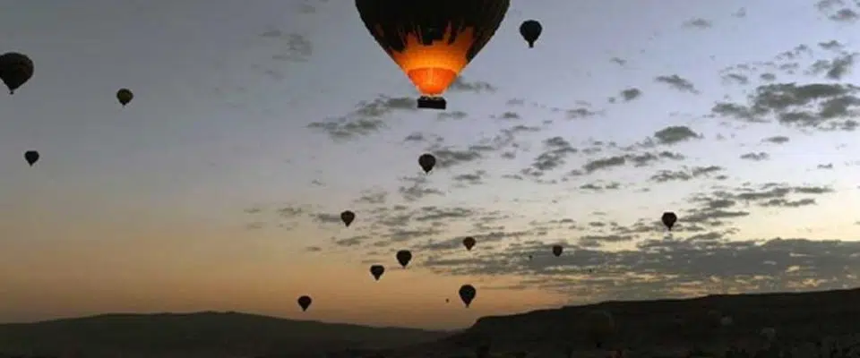 Türkiye’de Kapadokya semalarında seyreden sıcak hava balonları turistleri büyülüyor